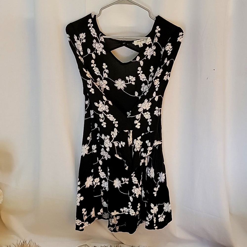 Umgee floral tunic/free with purchase of any other item in my clost